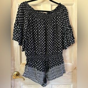 Darah Dahl Off Shoulder Black and White Shorts Romper. Women’s Medium